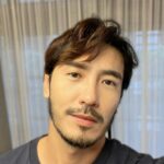 Chris Lee Instagram – 五顆星推薦【打鳳凰找悠美】
不可能那麼久沒po文就是偷偷進廠維修吧？
的確！
但不是偷偷，
無私分享大公開！
趁著休息一個月的空擋索性鬍子一剃，
直接飛上枝頭變鳳凰(電波)。
 
逛大街搭小黃，
沒看過也應該聽過，
什麼當面拆封原廠探頭或是仿偽標籤 bla bla bla
不用擔心，
這些累積上千案例經驗豐富的悠美診所通通拍胸脯保證。
 
不得不說，
讓我最驚艷的是，
客製化治療(p.s醫師技術和經驗非常重要)
超細心專業的諮詢還有穩妥妥的準備流程，
當然還有 #朱芃年 醫師那雙手！
在我臉上來回穿梭，
能量打好打滿，
居然一點也不痛，
(怕痛的朋友們可以諮詢醫生建議是否舒眠麻醉。)
悠美的麻醉不是隨隨便便的護士打針，
絕對是麻醉專科醫師，
而且是醫院主任等級超資深!!
 
TADDA
一個月後臉往內縮小2公分，
臉變小就算了，
皮膚還啵亮。
我以為我本身皮膚已經夠好了，
鳳凰電波真心開了我的眼界，
有圖有真相。
公關說別急，鳳凰電波會刺激膠原up
半年後效果最佳！！！🤯
 
題外話，
話說打完後的第二天突然臨時有拍攝工作，
還好整個療程都是非侵入性的，
沒有疤痕沒有恢復期沒有任何異樣，
輕輕鬆鬆上工收工。
我還開玩笑的對化妝師說，
半年後再拍我可能你都不用來了。
 
這次是我人生第二次打鳳凰電波，
整個術前療程體驗絕佳，
術後效果更有感比第一次打的還舒適，
感謝悠美的朱醫師還有所有護理師們，
所有的一切！
 
休息是為了走更長的路，
保養是懂得更疼愛自已。
有興趣的可以
✔LINE我的專屬諮詢師：
 ➥ lihi.cc/01wIJ/4
✔服務專線 0800-000-593
 
@skindr_tw
@悠美 Beauty Forever
#鳳凰電波 #ThermageFLX  #原廠認證
#悠美診所 #美從這裡開始 #專業醫美 松阪悠美診所