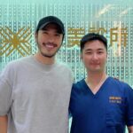 Chris Lee Instagram – 五顆星推薦【打鳳凰找悠美】
不可能那麼久沒po文就是偷偷進廠維修吧？
的確！
但不是偷偷，
無私分享大公開！
趁著休息一個月的空擋索性鬍子一剃，
直接飛上枝頭變鳳凰(電波)。
 
逛大街搭小黃，
沒看過也應該聽過，
什麼當面拆封原廠探頭或是仿偽標籤 bla bla bla
不用擔心，
這些累積上千案例經驗豐富的悠美診所通通拍胸脯保證。
 
不得不說，
讓我最驚艷的是，
客製化治療(p.s醫師技術和經驗非常重要)
超細心專業的諮詢還有穩妥妥的準備流程，
當然還有 #朱芃年 醫師那雙手！
在我臉上來回穿梭，
能量打好打滿，
居然一點也不痛，
(怕痛的朋友們可以諮詢醫生建議是否舒眠麻醉。)
悠美的麻醉不是隨隨便便的護士打針，
絕對是麻醉專科醫師，
而且是醫院主任等級超資深!!
 
TADDA
一個月後臉往內縮小2公分，
臉變小就算了，
皮膚還啵亮。
我以為我本身皮膚已經夠好了，
鳳凰電波真心開了我的眼界，
有圖有真相。
公關說別急，鳳凰電波會刺激膠原up
半年後效果最佳！！！🤯
 
題外話，
話說打完後的第二天突然臨時有拍攝工作，
還好整個療程都是非侵入性的，
沒有疤痕沒有恢復期沒有任何異樣，
輕輕鬆鬆上工收工。
我還開玩笑的對化妝師說，
半年後再拍我可能你都不用來了。
 
這次是我人生第二次打鳳凰電波，
整個術前療程體驗絕佳，
術後效果更有感比第一次打的還舒適，
感謝悠美的朱醫師還有所有護理師們，
所有的一切！
 
休息是為了走更長的路，
保養是懂得更疼愛自已。
有興趣的可以
✔LINE我的專屬諮詢師：
 ➥ lihi.cc/01wIJ/4
✔服務專線 0800-000-593
 
@skindr_tw
@悠美 Beauty Forever
#鳳凰電波 #ThermageFLX  #原廠認證
#悠美診所 #美從這裡開始 #專業醫美 松阪悠美診所