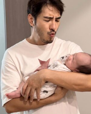 Chris Lee Instagram - My nephew, a drop of golden sun ☀️ 
我的姪子，小曙💛
我可以永遠抱著你親著你，
永遠愛你。

Nothing is more important than family,
I promise I will love you forever. Xoxo

#41歲終於當了叔叔
#你18我都59了沒關係我帶你去蹦迪
#這世上沒什麼比家人更重要的事了
#他跟我哥小時候長一模一樣

#model #actor #familylife
#familyisalwaysmyfirstpriority 
#family #newborn #infant #baby #nephew 
#unclechirs #unclekiss #iloveyouforever