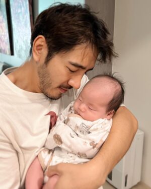 Chris Lee Instagram - My nephew, a drop of golden sun ☀️ 
我的姪子，小曙💛
我可以永遠抱著你親著你，
永遠愛你。

Nothing is more important than family,
I promise I will love you forever. Xoxo

#41歲終於當了叔叔
#你18我都59了沒關係我帶你去蹦迪
#這世上沒什麼比家人更重要的事了
#他跟我哥小時候長一模一樣

#model #actor #familylife
#familyisalwaysmyfirstpriority 
#family #newborn #infant #baby #nephew 
#unclechirs #unclekiss #iloveyouforever