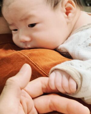 Chris Lee Instagram - My nephew, a drop of golden sun ☀️ 
我的姪子，小曙💛
我可以永遠抱著你親著你，
永遠愛你。

Nothing is more important than family,
I promise I will love you forever. Xoxo

#41歲終於當了叔叔
#你18我都59了沒關係我帶你去蹦迪
#這世上沒什麼比家人更重要的事了
#他跟我哥小時候長一模一樣

#model #actor #familylife
#familyisalwaysmyfirstpriority 
#family #newborn #infant #baby #nephew 
#unclechirs #unclekiss #iloveyouforever