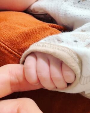 Chris Lee Instagram - My nephew, a drop of golden sun ☀️ 
我的姪子，小曙💛
我可以永遠抱著你親著你，
永遠愛你。

Nothing is more important than family,
I promise I will love you forever. Xoxo

#41歲終於當了叔叔
#你18我都59了沒關係我帶你去蹦迪
#這世上沒什麼比家人更重要的事了
#他跟我哥小時候長一模一樣

#model #actor #familylife
#familyisalwaysmyfirstpriority 
#family #newborn #infant #baby #nephew 
#unclechirs #unclekiss #iloveyouforever