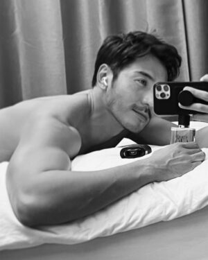 Chris Lee Instagram - 🇮🇹
I do wear perfume before bed.
我有個習慣，
洗好澡後上床前，
都會稍微噴一點香味在身上，
然後伴著香味帶給我的想像入睡。

神秘、優雅、沉穩魅力的木質香
深邃的海洋氣息，
爽朗與沉穩兼具的男性印象，
木質感性 X 海洋清爽，
定調自信率性。

And yes, I love being clean&sexy.

#寄情水男性香精
#armanibeauty
#armanibeautytw
#armanibeautytaiwan 
@armanibeauty