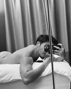 Chris Lee Instagram - 🇮🇹
I do wear perfume before bed.
我有個習慣，
洗好澡後上床前，
都會稍微噴一點香味在身上，
然後伴著香味帶給我的想像入睡。

神秘、優雅、沉穩魅力的木質香
深邃的海洋氣息，
爽朗與沉穩兼具的男性印象，
木質感性 X 海洋清爽，
定調自信率性。

And yes, I love being clean&sexy.

#寄情水男性香精
#armanibeauty
#armanibeautytw
#armanibeautytaiwan 
@armanibeauty