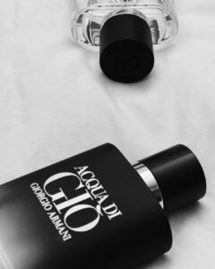 Chris Lee Instagram - 🇮🇹 I do wear perfume before bed. 我有個習慣， 洗好澡後上床前， 都會稍微噴一點香味在身上， 然後伴著香味帶給我的想像入睡。 神秘、優雅、沉穩魅力的木質香 深邃的海洋氣息， 爽朗與沉穩兼具的男性印象， 木質感性 X 海洋清爽， 定調自信率性。 And yes, I love being clean&sexy. #寄情水男性香精 #armanibeauty #armanibeautytw #armanibeautytaiwan @armanibeauty Taipei, Taiwan