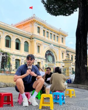 Chris Lee Instagram - 越式咖啡好苦，
但賣我咖啡的阿姨笑的好甜。

Colorful stools,
Yet, Simple life.

#這郵局1892運作到現在很酷
#旁邊一直在整修的聖母堂跟法國那個一樣名字
#簡單過日子仔細感受生活

#model #actor #chrislee1111travels 
#saigoncentralpostoffice #vietnam
#simplelife #yolo #dontwastetime