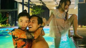 Chris Lee Instagram - 👬👭one love 
幹嘛幹嘛幹嘛！
尬派囡仔大小！

#這世代沒有什麼不可能
#婚姻平權但結婚了就要好好經營喔
#其實我們在比乳頭顏色誰比較粉…

#model #actor #chrislee1111travels 
#yilan #taiwan #villa #pool #poolparty 
#thanksto二十輪 #bff #yolo #workhardplayhard