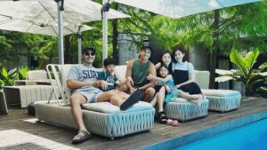 Chris Lee Instagram - 👬👭one love 
幹嘛幹嘛幹嘛！
尬派囡仔大小！

#這世代沒有什麼不可能
#婚姻平權但結婚了就要好好經營喔
#其實我們在比乳頭顏色誰比較粉…

#model #actor #chrislee1111travels 
#yilan #taiwan #villa #pool #poolparty 
#thanksto二十輪 #bff #yolo #workhardplayhard