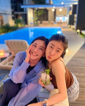 Chris Lee Instagram - 👬👭one love 
幹嘛幹嘛幹嘛！
尬派囡仔大小！

#這世代沒有什麼不可能
#婚姻平權但結婚了就要好好經營喔
#其實我們在比乳頭顏色誰比較粉…

#model #actor #chrislee1111travels 
#yilan #taiwan #villa #pool #poolparty 
#thanksto二十輪 #bff #yolo #workhardplayhard