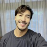 Chris Lee Instagram – 五顆星推薦【打鳳凰找悠美】
不可能那麼久沒po文就是偷偷進廠維修吧？
的確！
但不是偷偷，
無私分享大公開！
趁著休息一個月的空擋索性鬍子一剃，
直接飛上枝頭變鳳凰(電波)。
 
逛大街搭小黃，
沒看過也應該聽過，
什麼當面拆封原廠探頭或是仿偽標籤 bla bla bla
不用擔心，
這些累積上千案例經驗豐富的悠美診所通通拍胸脯保證。
 
不得不說，
讓我最驚艷的是，
客製化治療(p.s醫師技術和經驗非常重要)
超細心專業的諮詢還有穩妥妥的準備流程，
當然還有 #朱芃年 醫師那雙手！
在我臉上來回穿梭，
能量打好打滿，
居然一點也不痛，
(怕痛的朋友們可以諮詢醫生建議是否舒眠麻醉。)
悠美的麻醉不是隨隨便便的護士打針，
絕對是麻醉專科醫師，
而且是醫院主任等級超資深!!
 
TADDA
一個月後臉往內縮小2公分，
臉變小就算了，
皮膚還啵亮。
我以為我本身皮膚已經夠好了，
鳳凰電波真心開了我的眼界，
有圖有真相。
公關說別急，鳳凰電波會刺激膠原up
半年後效果最佳！！！🤯
 
題外話，
話說打完後的第二天突然臨時有拍攝工作，
還好整個療程都是非侵入性的，
沒有疤痕沒有恢復期沒有任何異樣，
輕輕鬆鬆上工收工。
我還開玩笑的對化妝師說，
半年後再拍我可能你都不用來了。
 
這次是我人生第二次打鳳凰電波，
整個術前療程體驗絕佳，
術後效果更有感比第一次打的還舒適，
感謝悠美的朱醫師還有所有護理師們，
所有的一切！
 
休息是為了走更長的路，
保養是懂得更疼愛自已。
有興趣的可以
✔LINE我的專屬諮詢師：
 ➥ lihi.cc/01wIJ/4
✔服務專線 0800-000-593
 
@skindr_tw
@悠美 Beauty Forever
#鳳凰電波 #ThermageFLX  #原廠認證
#悠美診所 #美從這裡開始 #專業醫美 松阪悠美診所