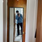 Chris Lee Instagram - Sloppy Uncle Chris… Same outfit in the past 3 weeks While traveling across the world 這一趟回美國辦事完全沒打扮， 帶了一堆洗到快破掉的內衣褲襪子旅行， 想說穿一穿就可以丟了也不用帶回來洗， 只帶了一套安全牌全黑+牛仔外套。 從首爾到紐約在到亞特蘭大然後舊金山， 一路上天氣變化從6°C到32°C， 更別說有些地方溫差大到晚上會冷哭， 只想著保暖別感冒， 還好我紐約家裡有一件羊毛衫跟羽絨衣， 頂著上一部戲燙的Q毛， 不會整理只好一直帶帽子… 好吧， 勉強拍了一些影片但都穿同一套， 你們就將就著看。 #回台灣了可以從男神經變回男神了 #別誤會我我很愛這一頭花媽捲只是我不會整理 #昨天上節目穿上西裝外套終於覺得自己像個人 #model #actor #sloppychris #chrislee1111travels #acrosstheworld #nyc #atlanta #sanfran #seoul #denimjacketrocks #sameoutfitinthepast3weeks New York, New York