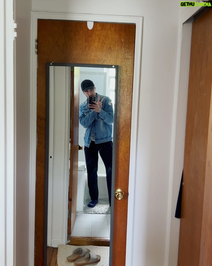 Chris Lee Instagram - Sloppy Uncle Chris… Same outfit in the past 3 weeks While traveling across the world 這一趟回美國辦事完全沒打扮, 帶了一堆洗到快破掉的內衣褲襪子旅行, 想說穿一穿就可以丟了也不用帶回來洗, 只帶了一套安全牌全黑+牛仔外套。 從首爾到紐約在到亞特蘭大然後舊金山, 一路上天氣變化從6°C到32°C, 更別說有些地方溫差大到晚上會冷哭, 只想著保暖別感冒, 還好我紐約家裡有一件羊毛衫跟羽絨衣, 頂著上一部戲燙的Q毛, 不會整理只好一直帶帽子… 好吧, 勉強拍了一些影片但都穿同一套, 你們就將就著看。 #回台灣了可以從男神經變回男神了 #別誤會我我很愛這一頭花媽捲只是我不會整理 #昨天上節目穿上西裝外套終於覺得自己像個人 #model #actor #sloppychris #chrislee1111travels #acrosstheworld #nyc #atlanta #sanfran #seoul #denimjacketrocks #sameoutfitinthepast3weeks New York, New York