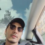 Chris Lee Instagram - Sloppy Uncle Chris… Same outfit in the past 3 weeks While traveling across the world 這一趟回美國辦事完全沒打扮， 帶了一堆洗到快破掉的內衣褲襪子旅行， 想說穿一穿就可以丟了也不用帶回來洗， 只帶了一套安全牌全黑+牛仔外套。 從首爾到紐約在到亞特蘭大然後舊金山， 一路上天氣變化從6°C到32°C， 更別說有些地方溫差大到晚上會冷哭， 只想著保暖別感冒， 還好我紐約家裡有一件羊毛衫跟羽絨衣， 頂著上一部戲燙的Q毛， 不會整理只好一直帶帽子… 好吧， 勉強拍了一些影片但都穿同一套， 你們就將就著看。 #回台灣了可以從男神經變回男神了 #別誤會我我很愛這一頭花媽捲只是我不會整理 #昨天上節目穿上西裝外套終於覺得自己像個人 #model #actor #sloppychris #chrislee1111travels #acrosstheworld #nyc #atlanta #sanfran #seoul #denimjacketrocks #sameoutfitinthepast3weeks New York, New York