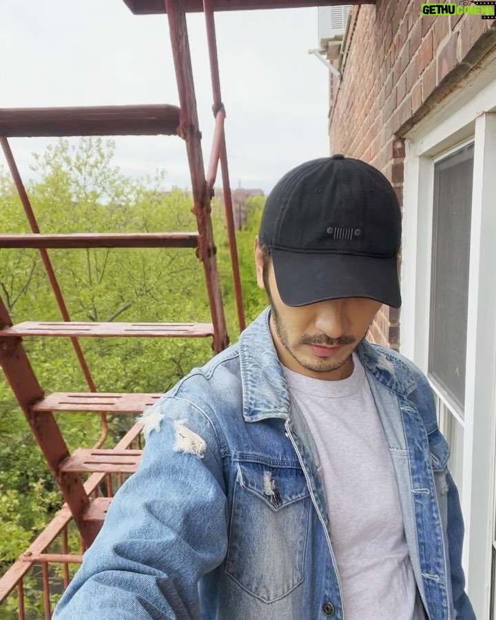 Chris Lee Instagram - Sloppy Uncle Chris… Same outfit in the past 3 weeks While traveling across the world 這一趟回美國辦事完全沒打扮, 帶了一堆洗到快破掉的內衣褲襪子旅行, 想說穿一穿就可以丟了也不用帶回來洗, 只帶了一套安全牌全黑+牛仔外套。 從首爾到紐約在到亞特蘭大然後舊金山, 一路上天氣變化從6°C到32°C, 更別說有些地方溫差大到晚上會冷哭, 只想著保暖別感冒, 還好我紐約家裡有一件羊毛衫跟羽絨衣, 頂著上一部戲燙的Q毛, 不會整理只好一直帶帽子… 好吧, 勉強拍了一些影片但都穿同一套, 你們就將就著看。 #回台灣了可以從男神經變回男神了 #別誤會我我很愛這一頭花媽捲只是我不會整理 #昨天上節目穿上西裝外套終於覺得自己像個人 #model #actor #sloppychris #chrislee1111travels #acrosstheworld #nyc #atlanta #sanfran #seoul #denimjacketrocks #sameoutfitinthepast3weeks New York, New York