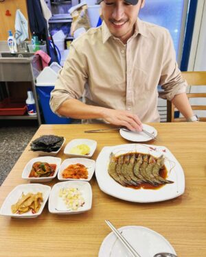 Chris Lee Instagram - 老奶奶的醬蟹🦀
身為 #羊羊羊pd  的大粉
有機會來南韓一定要來她光顧兩次的店
每次看她吃醬蟹真的饞死我了
這次終於成就達成✅

#其實有點鹹所以要配飯
#醬蝦意外的好吃
#我一個人吃飯時都看吃播
#老奶奶叫韓女士很和藹但我語言不通

#model #actor #chrislee1111travels 
#seoul #korea #yolo #foodie #foodieforlife
#iliketoeateateateat #eatfatmyself