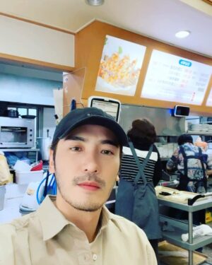 Chris Lee Instagram - 老奶奶的醬蟹🦀
身為 #羊羊羊pd  的大粉
有機會來南韓一定要來她光顧兩次的店
每次看她吃醬蟹真的饞死我了
這次終於成就達成✅

#其實有點鹹所以要配飯
#醬蝦意外的好吃
#我一個人吃飯時都看吃播
#老奶奶叫韓女士很和藹但我語言不通

#model #actor #chrislee1111travels 
#seoul #korea #yolo #foodie #foodieforlife
#iliketoeateateateat #eatfatmyself