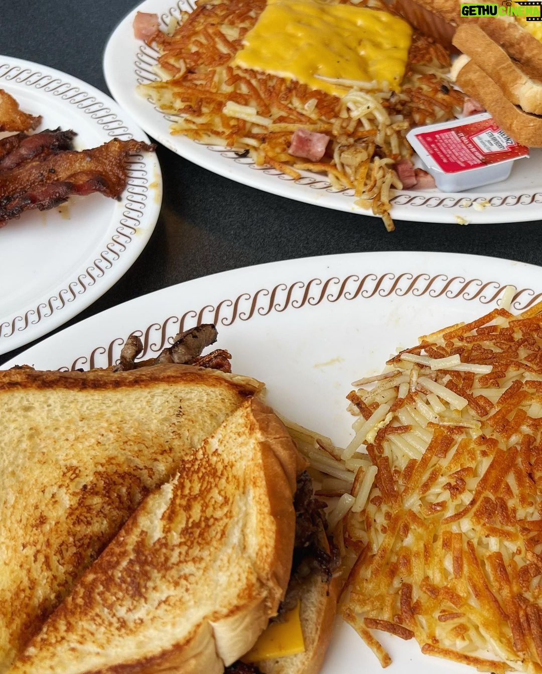 Chris Lee Instagram - 我又來了, 早餐對決。 Waffle House v.s. IHOP 你是哪一派的? #我只能說台灣隨便美而美都大勝 #就連麥當勞也比較好吃 #好吧我只是太愛台灣了 #model #actor #chrislee1111travels #atlanta #wafflehouse #USA #breakfast #coffee #yummmmms Atlanta, Georgia