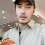 Chris Lee Instagram - Shake Shack or In-N-Out? 東岸或西岸，你是哪一派？ 喔對，最近還多了一個南派的 Buc-ee’s。 小孩子才做選擇我全包了。 #這一趟東西南北都走透透了 #但我完全沒帶好看的衣服去 #每天都只想戴帽子不想抓頭髮 #於是乎一直吃一直吃一直吃 #model #actor #chrislee1111travels #innout #innoutburger #westcoast #USA #burgers #foodieforlife #iliketoeat San Francisco, California
