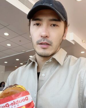 Chris Lee Instagram - Shake Shack or In-N-Out?
東岸或西岸，你是哪一派？
喔對，最近還多了一個南派的 Buc-ee’s。
小孩子才做選擇我全包了。

#這一趟東西南北都走透透了
#但我完全沒帶好看的衣服去
#每天都只想戴帽子不想抓頭髮
#於是乎一直吃一直吃一直吃

#model #actor #chrislee1111travels 
#innout #innoutburger #westcoast #USA
#burgers #foodieforlife #iliketoeat