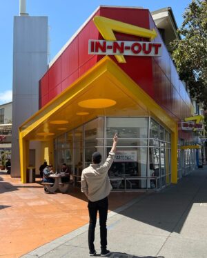 Chris Lee Instagram - Shake Shack or In-N-Out?
東岸或西岸，你是哪一派？
喔對，最近還多了一個南派的 Buc-ee’s。
小孩子才做選擇我全包了。

#這一趟東西南北都走透透了
#但我完全沒帶好看的衣服去
#每天都只想戴帽子不想抓頭髮
#於是乎一直吃一直吃一直吃

#model #actor #chrislee1111travels 
#innout #innoutburger #westcoast #USA
#burgers #foodieforlife #iliketoeat