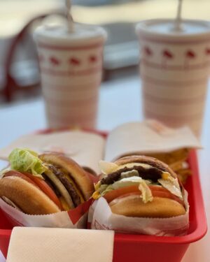 Chris Lee Instagram - Shake Shack or In-N-Out?
東岸或西岸，你是哪一派？
喔對，最近還多了一個南派的 Buc-ee’s。
小孩子才做選擇我全包了。

#這一趟東西南北都走透透了
#但我完全沒帶好看的衣服去
#每天都只想戴帽子不想抓頭髮
#於是乎一直吃一直吃一直吃

#model #actor #chrislee1111travels 
#innout #innoutburger #westcoast #USA
#burgers #foodieforlife #iliketoeat
