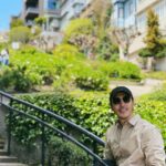 Chris Lee Instagram - Lombard Street 小時候來舊金山的時候， 都會幻想能住在花街旁該有多好， 每天藍天白雲花花草草， 超美。 長大後只想住深山林立或是空曠的海邊， 悠閒的度過簡單的小日子。 #一開門就有來自世界各地的旅客我會發瘋 #但是花街真的一如往常的美 #北加州的溫差真的很難穿衣服 #model #actor #chrislee1111travels #sanfran #sanfrancisco #usa #lombardstreet #flowerstreet #latergram #imbackalready Lombard Street, San Francisco