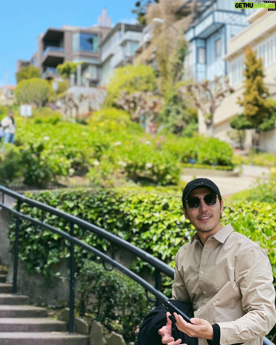 Chris Lee Instagram - Lombard Street 小時候來舊金山的時候, 都會幻想能住在花街旁該有多好, 每天藍天白雲花花草草, 超美。 長大後只想住深山林立或是空曠的海邊, 悠閒的度過簡單的小日子。 #一開門就有來自世界各地的旅客我會發瘋 #但是花街真的一如往常的美 #北加州的溫差真的很難穿衣服 #model #actor #chrislee1111travels #sanfran #sanfrancisco #usa #lombardstreet #flowerstreet #latergram #imbackalready Lombard Street, San Francisco