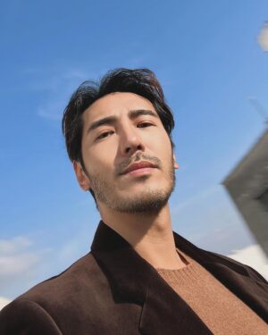 Chris Lee Instagram - Working on Christmas Day be like…
Merry Merry Christmas,
Lonely lonely Christmas,
想祝福不知該給誰
愛被我們打了死結
 
#聖誕快樂🧑‍🎄
#孤單不寂寞
#有工作是幸福的 

#model #actor #actorslife
#merrychristmas #christmas2023
#photoshoot #tvccommercial 
#workhardplayhard #yolo #seizetheday
