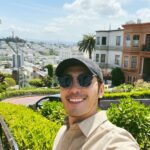 Chris Lee Instagram - Lombard Street 小時候來舊金山的時候， 都會幻想能住在花街旁該有多好， 每天藍天白雲花花草草， 超美。 長大後只想住深山林立或是空曠的海邊， 悠閒的度過簡單的小日子。 #一開門就有來自世界各地的旅客我會發瘋 #但是花街真的一如往常的美 #北加州的溫差真的很難穿衣服 #model #actor #chrislee1111travels #sanfran #sanfrancisco #usa #lombardstreet #flowerstreet #latergram #imbackalready Lombard Street, San Francisco