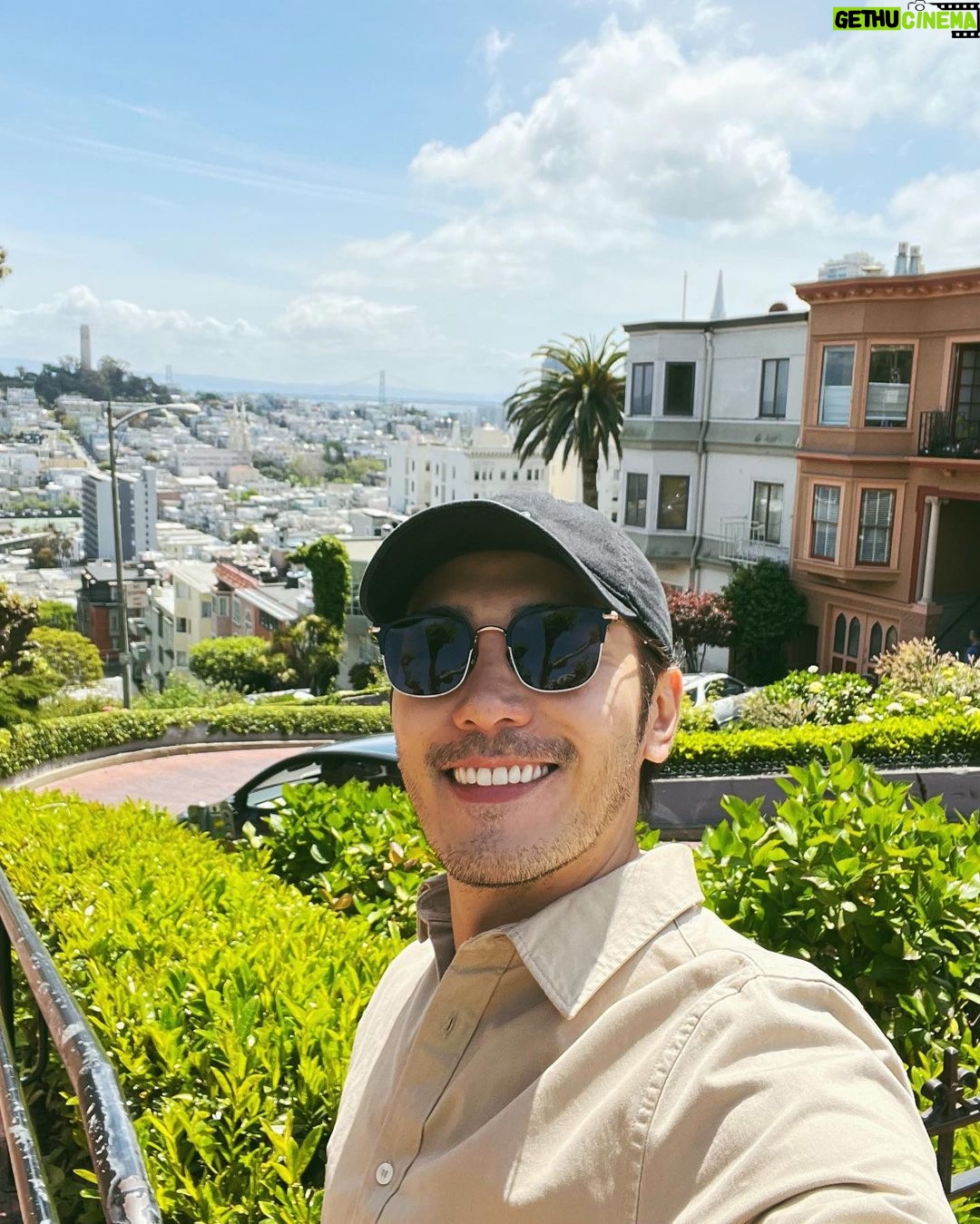 Chris Lee Instagram - Lombard Street 小時候來舊金山的時候, 都會幻想能住在花街旁該有多好, 每天藍天白雲花花草草, 超美。 長大後只想住深山林立或是空曠的海邊, 悠閒的度過簡單的小日子。 #一開門就有來自世界各地的旅客我會發瘋 #但是花街真的一如往常的美 #北加州的溫差真的很難穿衣服 #model #actor #chrislee1111travels #sanfran #sanfrancisco #usa #lombardstreet #flowerstreet #latergram #imbackalready Lombard Street, San Francisco
