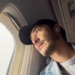 Chris Lee Instagram - Sloppy Uncle Chris… Same outfit in the past 3 weeks While traveling across the world 這一趟回美國辦事完全沒打扮， 帶了一堆洗到快破掉的內衣褲襪子旅行， 想說穿一穿就可以丟了也不用帶回來洗， 只帶了一套安全牌全黑+牛仔外套。 從首爾到紐約在到亞特蘭大然後舊金山， 一路上天氣變化從6°C到32°C， 更別說有些地方溫差大到晚上會冷哭， 只想著保暖別感冒， 還好我紐約家裡有一件羊毛衫跟羽絨衣， 頂著上一部戲燙的Q毛， 不會整理只好一直帶帽子… 好吧， 勉強拍了一些影片但都穿同一套， 你們就將就著看。 #回台灣了可以從男神經變回男神了 #別誤會我我很愛這一頭花媽捲只是我不會整理 #昨天上節目穿上西裝外套終於覺得自己像個人 #model #actor #sloppychris #chrislee1111travels #acrosstheworld #nyc #atlanta #sanfran #seoul #denimjacketrocks #sameoutfitinthepast3weeks New York, New York