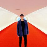 Chris Lee Instagram - Catch me if you can! Iconic red carpet runway! @twahotel 「我今晚會讓你飛走，不會阻止你，因為我知道你星期一就會回來。」 「是嗎，你怎麼知道我會回來？」 「看看四周，法蘭克。根本沒人在追你。」 #神鬼交鋒裡的場景 #這部電影我可以看一百遍 #我有說過我最愛的演員是tomhanks嗎 #然後那個我跟李奧納多皮卡丘同一天生 #model #actor #chrislee1111travels #TWA #TWAhotel #JKF #nyc #usa #catchmeifyoucan TWA Hotel