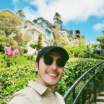 Chris Lee Instagram - Lombard Street 小時候來舊金山的時候， 都會幻想能住在花街旁該有多好， 每天藍天白雲花花草草， 超美。 長大後只想住深山林立或是空曠的海邊， 悠閒的度過簡單的小日子。 #一開門就有來自世界各地的旅客我會發瘋 #但是花街真的一如往常的美 #北加州的溫差真的很難穿衣服 #model #actor #chrislee1111travels #sanfran #sanfrancisco #usa #lombardstreet #flowerstreet #latergram #imbackalready Lombard Street, San Francisco