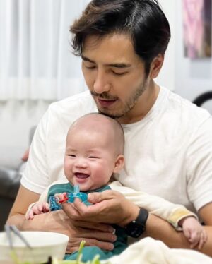 Chris Lee Instagram - 你笑起來很好看。
My a drop of golden sun!

#我姪子是全世界最可愛的小嬰兒
#他7/7我11/11我們是SEVEN-ELEVEN
#沒什麼事是比家人更重要的了

#model #actor #unclechris #unclekiss 
#famikytime #family #familyisalwaysmypriority 
#yolo #simplelife #happinessiseasy