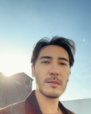 Chris Lee Instagram - Working on Christmas Day be like…
Merry Merry Christmas,
Lonely lonely Christmas,
想祝福不知該給誰
愛被我們打了死結
 
#聖誕快樂🧑‍🎄
#孤單不寂寞
#有工作是幸福的 

#model #actor #actorslife
#merrychristmas #christmas2023
#photoshoot #tvccommercial 
#workhardplayhard #yolo #seizetheday