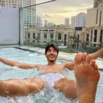 Chris Lee Instagram - 💡Tips for solo travelers, To invest a good gidget to take nice photos of yourself and feel not embarrassed in front of thousands of people at all… 🫣 真的很喜歡一個人的旅行， 很隨性很自由， 有活力的時候就多跑一些， 懶散的時候就待飯店廢一天。 壞處是沒人可以幫你拍照， 所以要痣拍時要不尷尬覺得自己是巨星。 #當然修圖技巧也得練一練 #該買的app買一買 #這些照片將來都是回憶啊 #model #actor #chrislee1111travels #sg #singapore #msocialsingapore #poolside #notreallyswimming #yolo #solotravel #solotraveler #soloyolo M Social Hotel Singapore