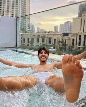 Chris Lee Instagram - 💡Tips for solo travelers,
To invest a good gidget to take nice photos of yourself and feel not embarrassed in front of thousands of people at all… 🫣

真的很喜歡一個人的旅行，
很隨性很自由，
有活力的時候就多跑一些，
懶散的時候就待飯店廢一天。

壞處是沒人可以幫你拍照，
所以要痣拍時要不尷尬覺得自己是巨星。

#當然修圖技巧也得練一練
#該買的app買一買
#這些照片將來都是回憶啊

#model #actor #chrislee1111travels 
#sg #singapore #msocialsingapore 
#poolside #notreallyswimming #yolo
#solotravel #solotraveler #soloyolo