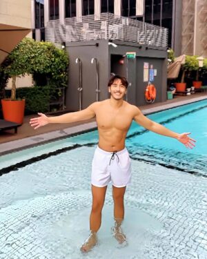 Chris Lee Instagram - 💡Tips for solo travelers,
To invest a good gidget to take nice photos of yourself and feel not embarrassed in front of thousands of people at all… 🫣

真的很喜歡一個人的旅行，
很隨性很自由，
有活力的時候就多跑一些，
懶散的時候就待飯店廢一天。

壞處是沒人可以幫你拍照，
所以要痣拍時要不尷尬覺得自己是巨星。

#當然修圖技巧也得練一練
#該買的app買一買
#這些照片將來都是回憶啊

#model #actor #chrislee1111travels 
#sg #singapore #msocialsingapore 
#poolside #notreallyswimming #yolo
#solotravel #solotraveler #soloyolo