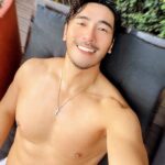 Chris Lee Instagram - 💡Tips for solo travelers, To invest a good gidget to take nice photos of yourself and feel not embarrassed in front of thousands of people at all… 🫣 真的很喜歡一個人的旅行， 很隨性很自由， 有活力的時候就多跑一些， 懶散的時候就待飯店廢一天。 壞處是沒人可以幫你拍照， 所以要痣拍時要不尷尬覺得自己是巨星。 #當然修圖技巧也得練一練 #該買的app買一買 #這些照片將來都是回憶啊 #model #actor #chrislee1111travels #sg #singapore #msocialsingapore #poolside #notreallyswimming #yolo #solotravel #solotraveler #soloyolo M Social Hotel Singapore