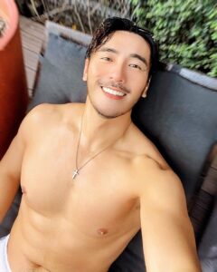 Chris Lee Instagram - 💡Tips for solo travelers, To invest a good gidget to take nice photos of yourself and feel not embarrassed in front of thousands of people at all… 🫣 真的很喜歡一個人的旅行， 很隨性很自由， 有活力的時候就多跑一些， 懶散的時候就待飯店廢一天。 壞處是沒人可以幫你拍照， 所以要痣拍時要不尷尬覺得自己是巨星。 #當然修圖技巧也得練一練 #該買的app買一買 #這些照片將來都是回憶啊 #model #actor #chrislee1111travels #sg #singapore #msocialsingapore #poolside #notreallyswimming #yolo #solotravel #solotraveler #soloyolo M Social Hotel Singapore