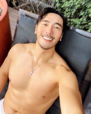 Chris Lee Instagram - 💡Tips for solo travelers,
To invest a good gidget to take nice photos of yourself and feel not embarrassed in front of thousands of people at all… 🫣

真的很喜歡一個人的旅行，
很隨性很自由，
有活力的時候就多跑一些，
懶散的時候就待飯店廢一天。

壞處是沒人可以幫你拍照，
所以要痣拍時要不尷尬覺得自己是巨星。

#當然修圖技巧也得練一練
#該買的app買一買
#這些照片將來都是回憶啊

#model #actor #chrislee1111travels 
#sg #singapore #msocialsingapore 
#poolside #notreallyswimming #yolo
#solotravel #solotraveler #soloyolo