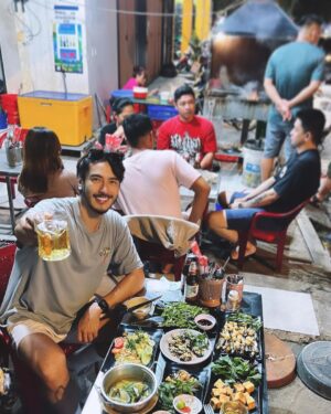 Chris Lee Instagram - When in Rome…
Those small stools tho…
你們猜這一桌海鮮多少台幣？
包括一手啤酒喔。

#答案揭曉$780
#我可以天天吃膽固醇先放一邊
#google不到沒有招牌朋友介紹的

#chrislee1111travels 
#saigon #HCMC #vietnam
#streetfood #seafoodfeast 
#wheninromedoastheromansdo