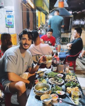 Chris Lee Instagram - When in Rome…
Those small stools tho…
你們猜這一桌海鮮多少台幣？
包括一手啤酒喔。

#答案揭曉$780
#我可以天天吃膽固醇先放一邊
#google不到沒有招牌朋友介紹的

#chrislee1111travels 
#saigon #HCMC #vietnam
#streetfood #seafoodfeast 
#wheninromedoastheromansdo