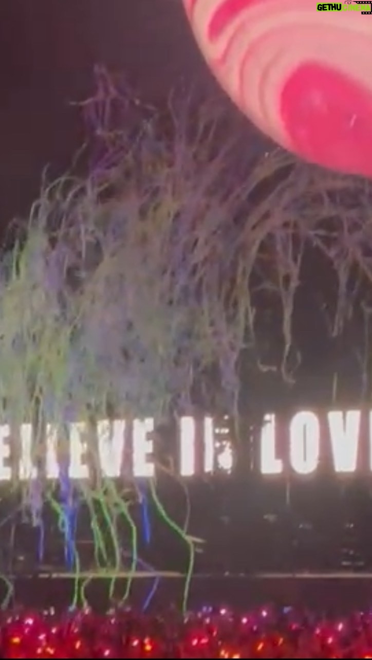 Chris Lee Instagram - Dreams do come true 🫶🏻 Believe in LOVE ❤️ #整場一直感動大哭😭 #終於圓夢 #明年梁詠琪😆 #chrislee1111travels #optusstadium #perth #australia #coldplay #coldplayconcert #musicofthespheresworldtour #coldplayperth Thank you @ninjabackxox Perth, Western Australia