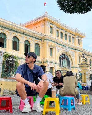 Chris Lee Instagram - 越式咖啡好苦，
但賣我咖啡的阿姨笑的好甜。

Colorful stools,
Yet, Simple life.

#這郵局1892運作到現在很酷
#旁邊一直在整修的聖母堂跟法國那個一樣名字
#簡單過日子仔細感受生活

#model #actor #chrislee1111travels 
#saigoncentralpostoffice #vietnam
#simplelife #yolo #dontwastetime