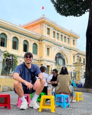Chris Lee Instagram - 越式咖啡好苦，
但賣我咖啡的阿姨笑的好甜。

Colorful stools,
Yet, Simple life.

#這郵局1892運作到現在很酷
#旁邊一直在整修的聖母堂跟法國那個一樣名字
#簡單過日子仔細感受生活

#model #actor #chrislee1111travels 
#saigoncentralpostoffice #vietnam
#simplelife #yolo #dontwastetime