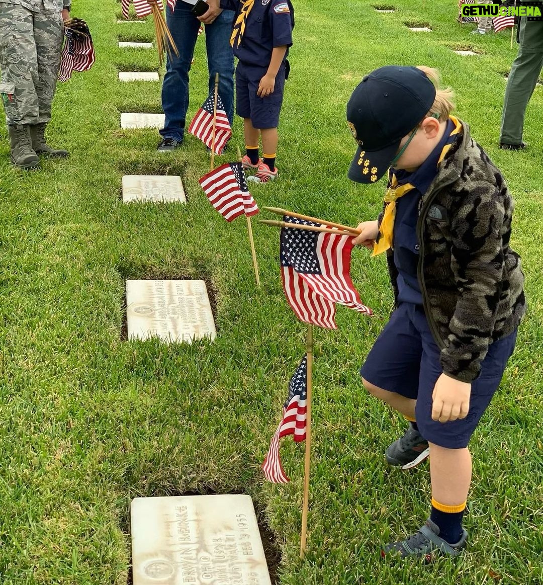 Chris Pratt Instagram - Today is more than a day off of work. It’s more than a BBQ and get together with friends and family. We must take a moment to reflect and honor the sacrifice of so many fallen heroes. It’s especially important to instill the values of freedom, equality, and service in the next generation. We must strive to become more a perfect Union through ensuring the fundamental rights of life, liberty, and the pursuit of happiness, which are unique to this great American experiment. During difficult times, we cannot fall victim to cynicism or apathy towards our fellow Americans, but should embrace all with love. Say a prayer for those that have sacrificed for our nation. 🙏🏼🕊️ 🇺🇸 #MemorialDay