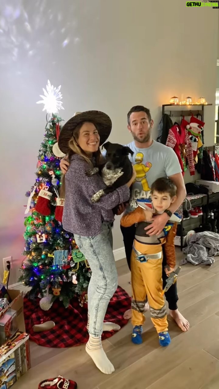 Christopher Lindsey Instagram - Extremely grateful for this day. Merry Christmas to all! #Stronghold #family #merrychristmas #love #dadlife @marinashafir #luckyguy