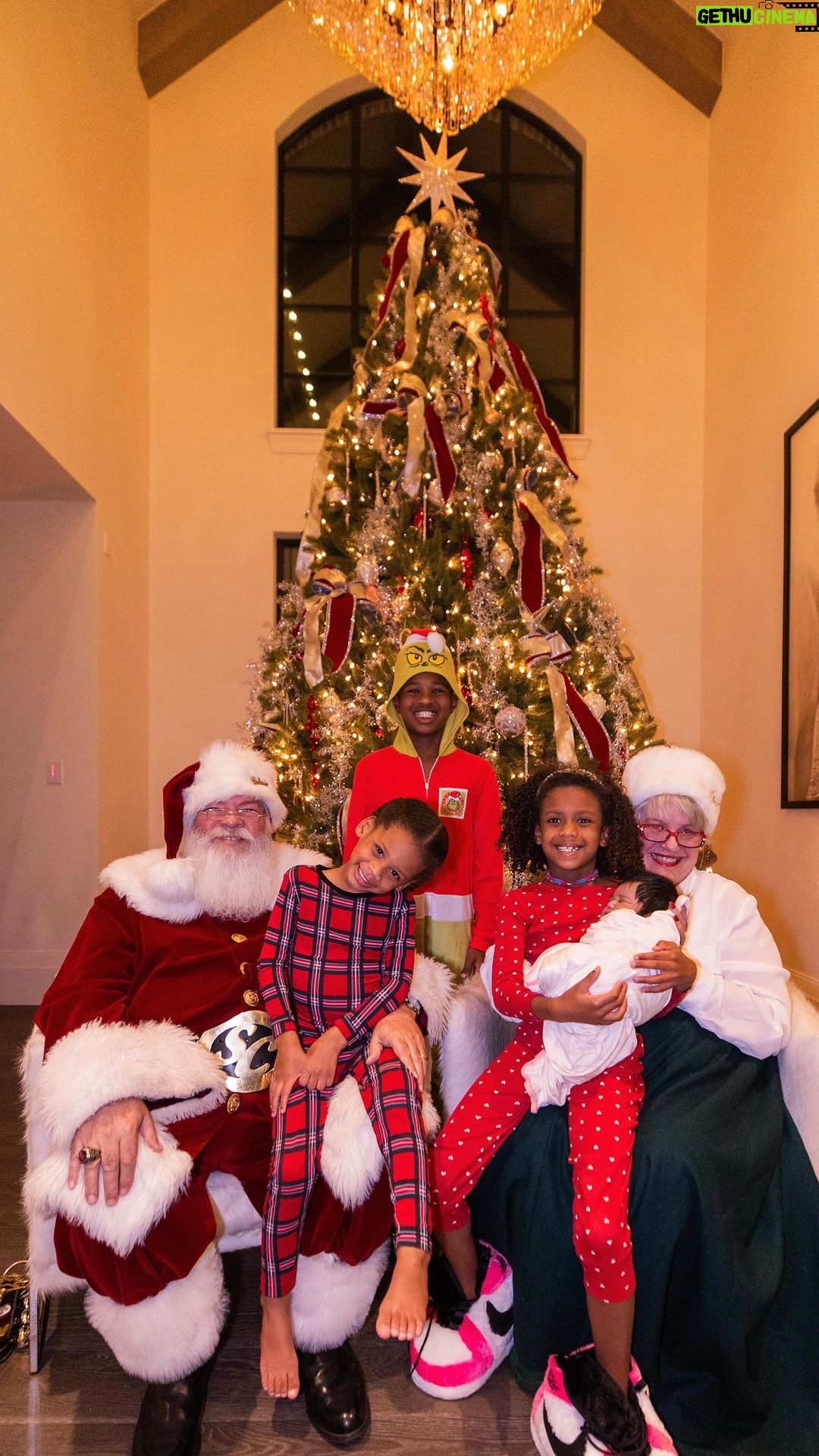 Ciara Instagram - My favorite time favorite time of year! Christmas is here🫶🏽🎄