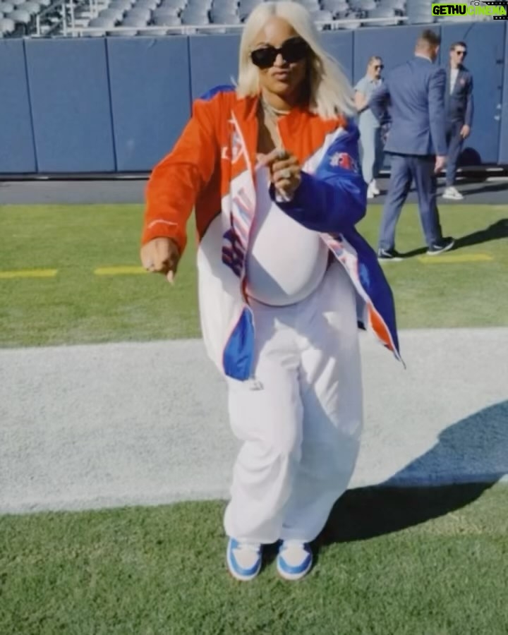 Ciara - 0.9 Million Likes - I love you so much. #3 💙🧡🤍